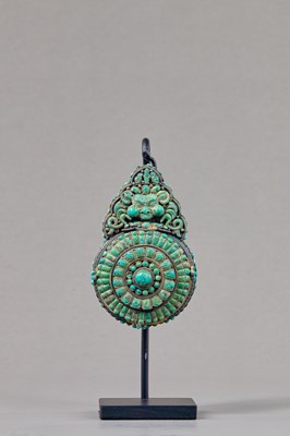 Lot 112 - TURQUOISE-INLAID SILVER HAIR ORNAMENT WITH KIRTIMUKHA, TIBET, 19TH CENTURY