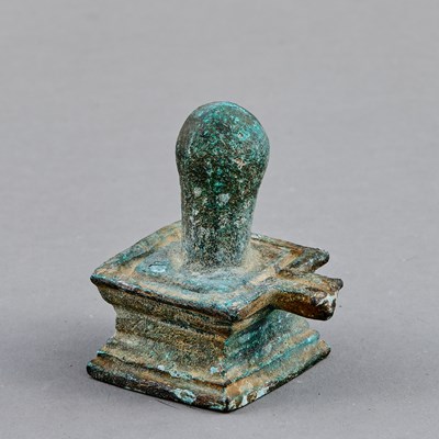 Lot 256 - BRONZE LINGAM AND YONI KHMER EMPIRE, ANGKOR PERIOD, 12TH CENTURY