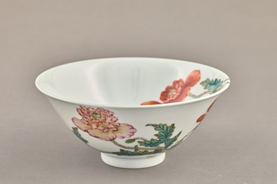 Lot 351 - FAMILLE ROSE ‘FLOWERS CROSSING THE WALL’ CONICAL BOWL, YONGZHENG SIX-CHARACTER MARK (1723–1735)
