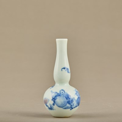 Lot 234 - SMALL BLUE AND WHITE DOUBLE-GOURD VASE WITH FIGURAL DECORATION, KANGXI PERIOD (1662–1722)