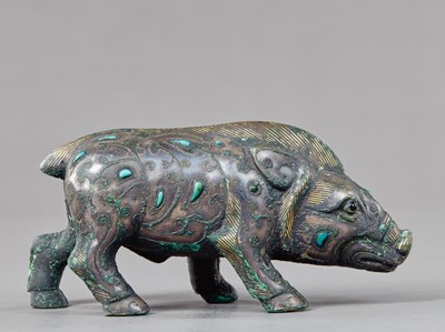 Lot 24 - GILT AND SILVER-INLAID BRONZE WILD BOAR, WARRING STATES TO HAN DYNASTY